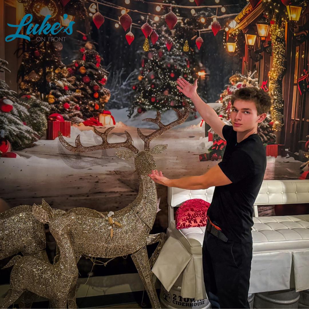 Toile de fond de Noël Allée de Village avec Arbres Décorés et Lanternes RR7-683