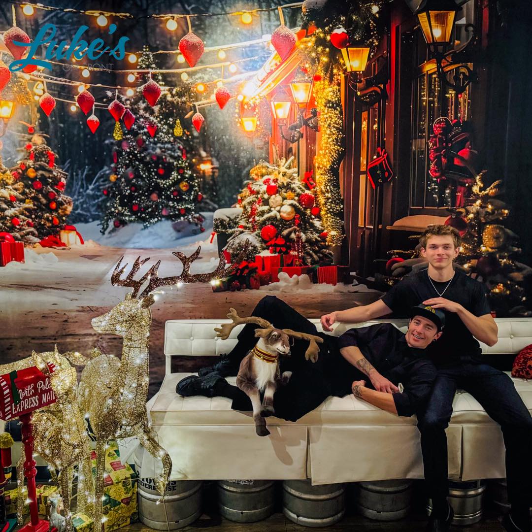 Toile de fond de Noël Allée de Village avec Arbres Décorés et Lanternes RR7-683