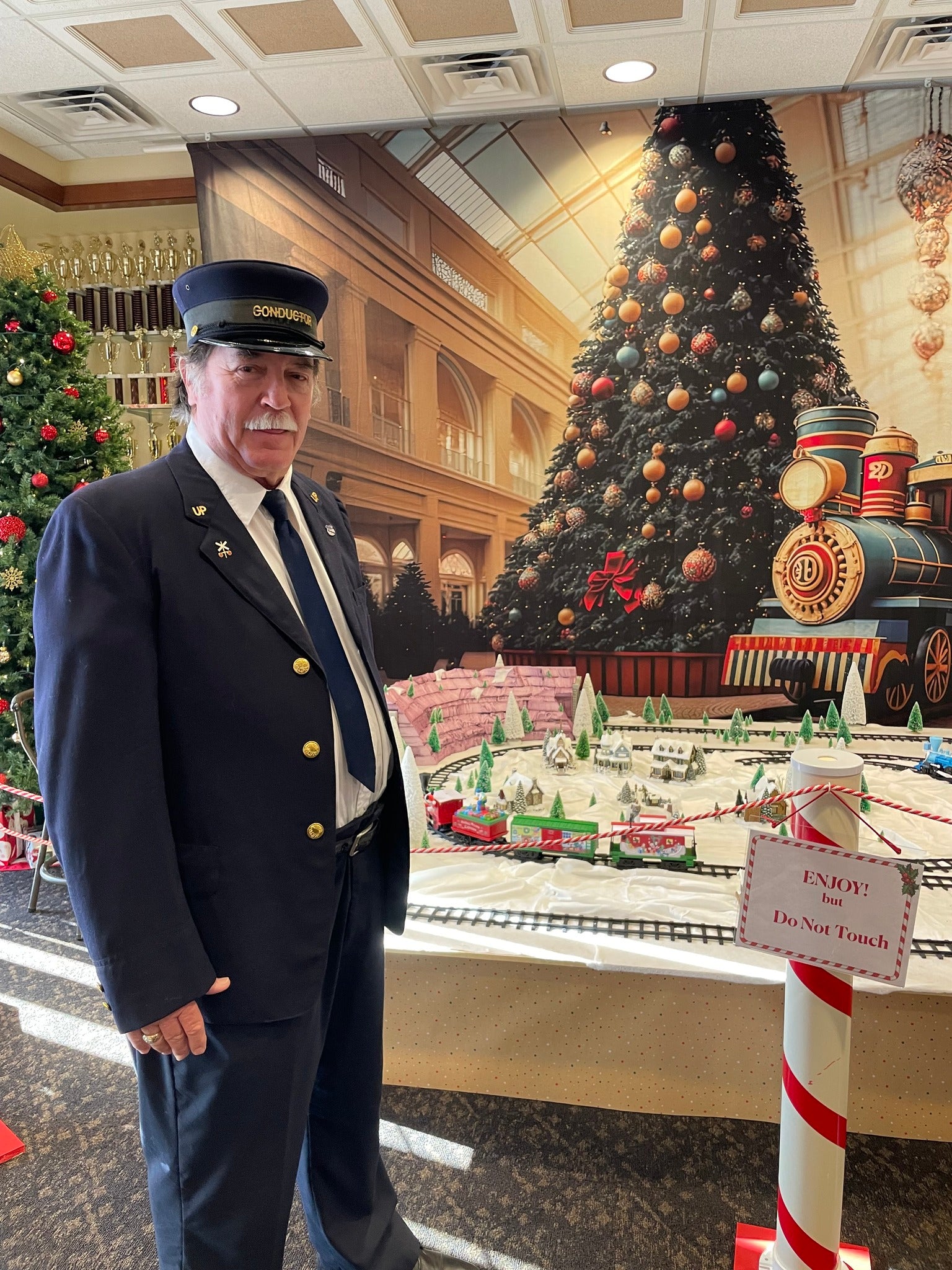 Toile de Fond Grand Sapin de Noël Petit Train M8-68