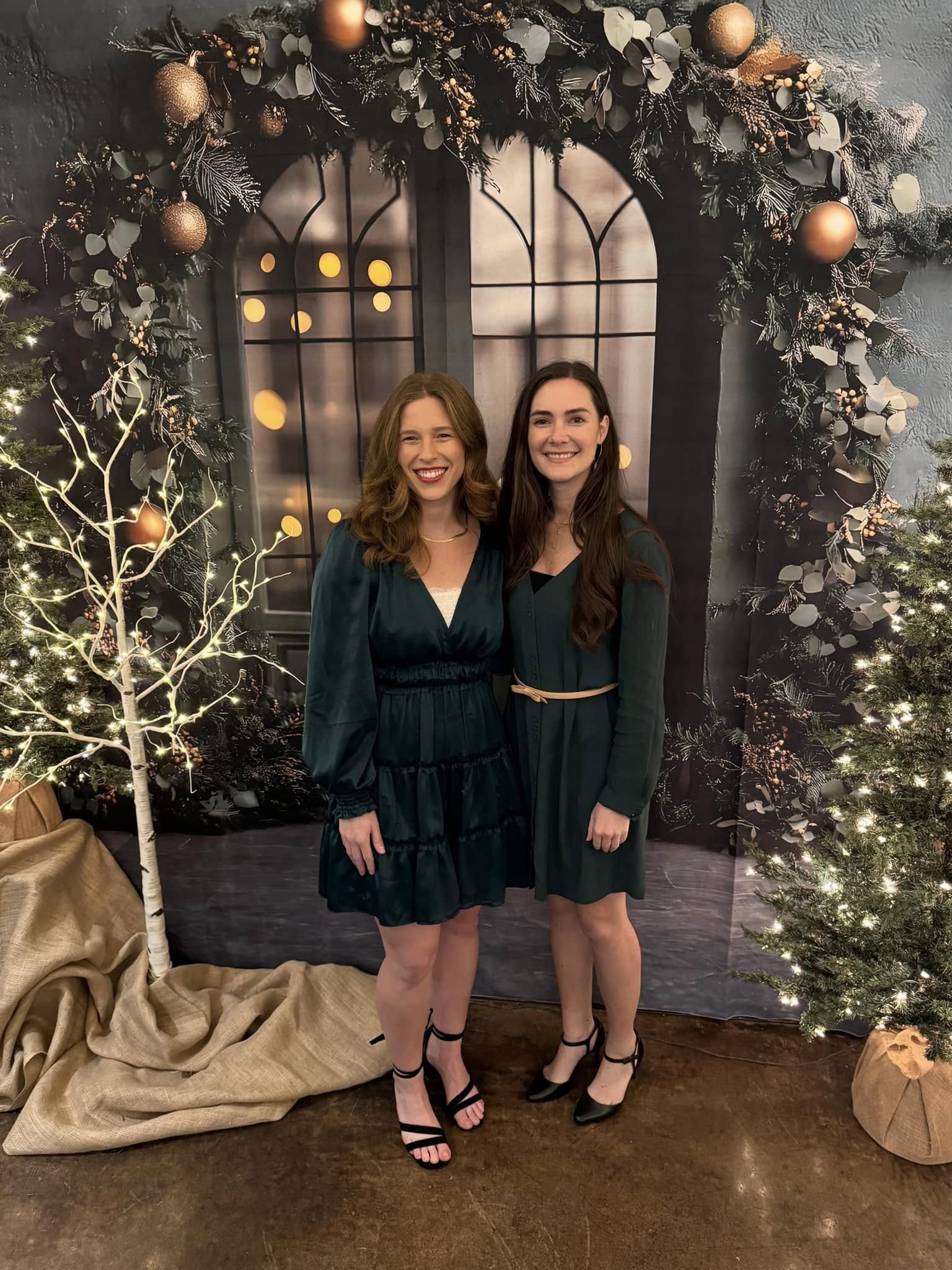 Toile de Fond Porte Décorée avec Boules de Noël et Guirlande RR8-346