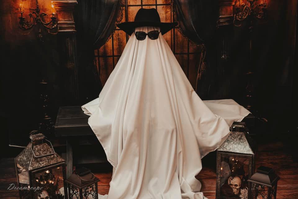 Toile de fond Mur vintage avec chandelles et fenêtre d'Halloween RR9-118