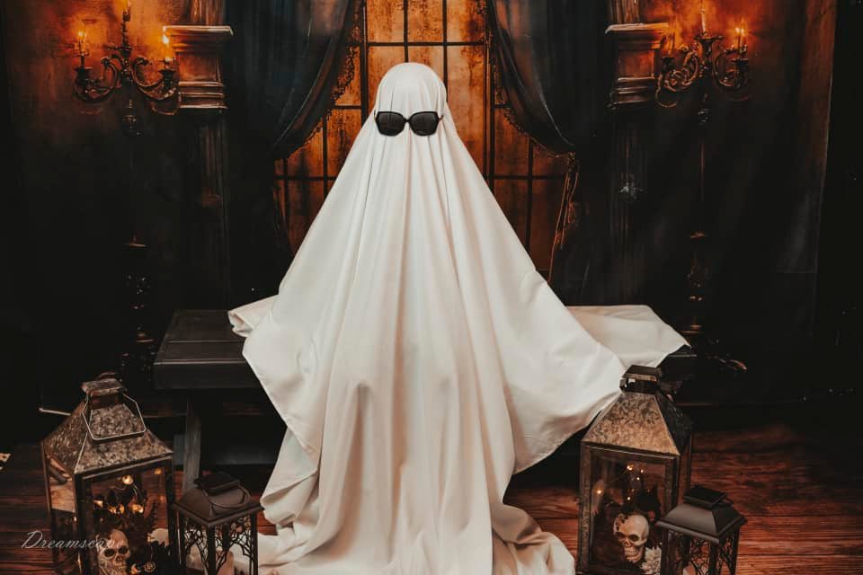 Toile de fond Mur vintage avec chandelles et fenêtre d'Halloween RR9-118