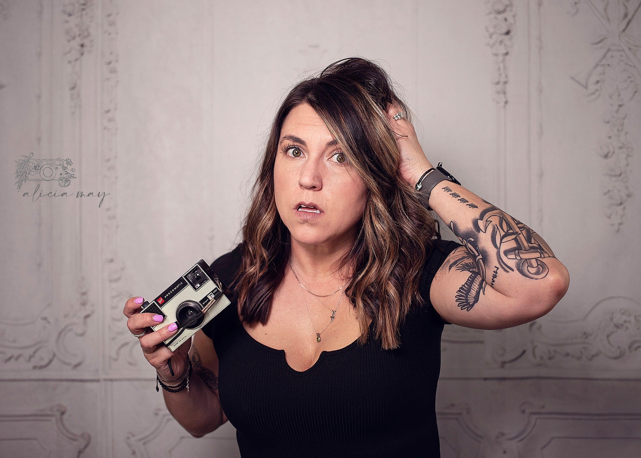 Toile de fond élégante de mur rétro blanc pour les photos D857