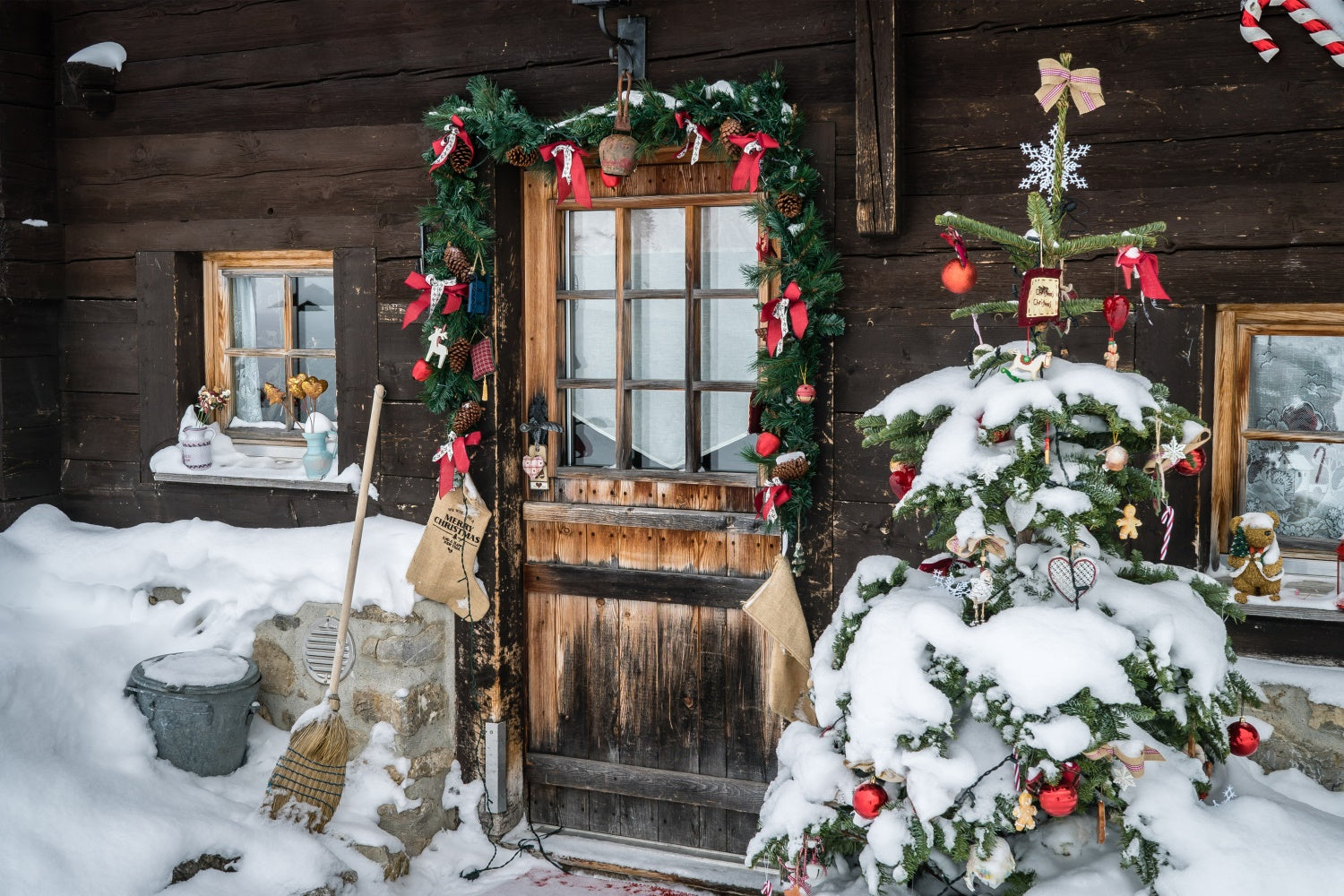 Toile de fond Chalet rustique d'hiver avec porte décorée BRP8-315