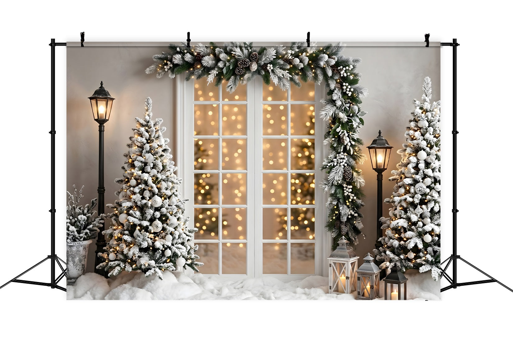 Toile de fond lumineuse de Noël avec fenêtre enneigée guirlande lanternes et sapins CEM65-137