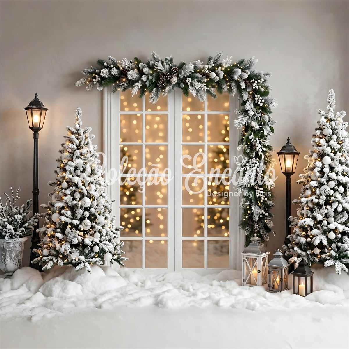 Toile de fond lumineuse de Noël avec fenêtre enneigée guirlande lanternes et sapins CEM65-137