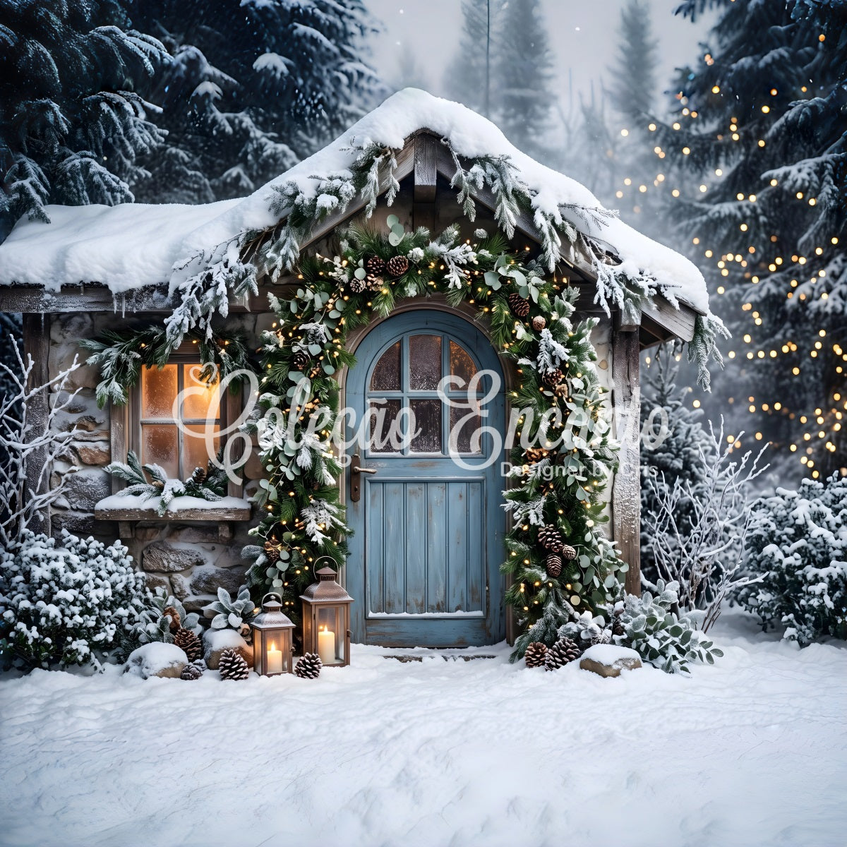 Toile de fond chaleureuse de Noël avec maison enneigée porte bleue et guirlande CEM65-155