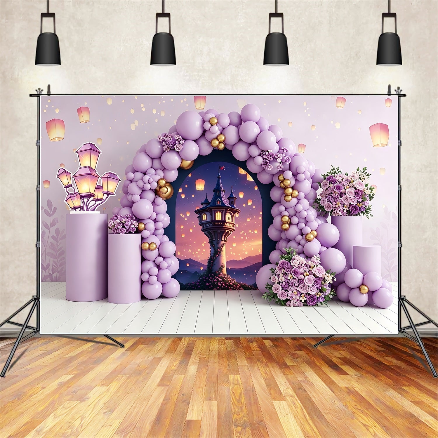 Toile de fond photo pour nouveau-né avec tour aux lanternes lavande et arche de ballons CEM65-212