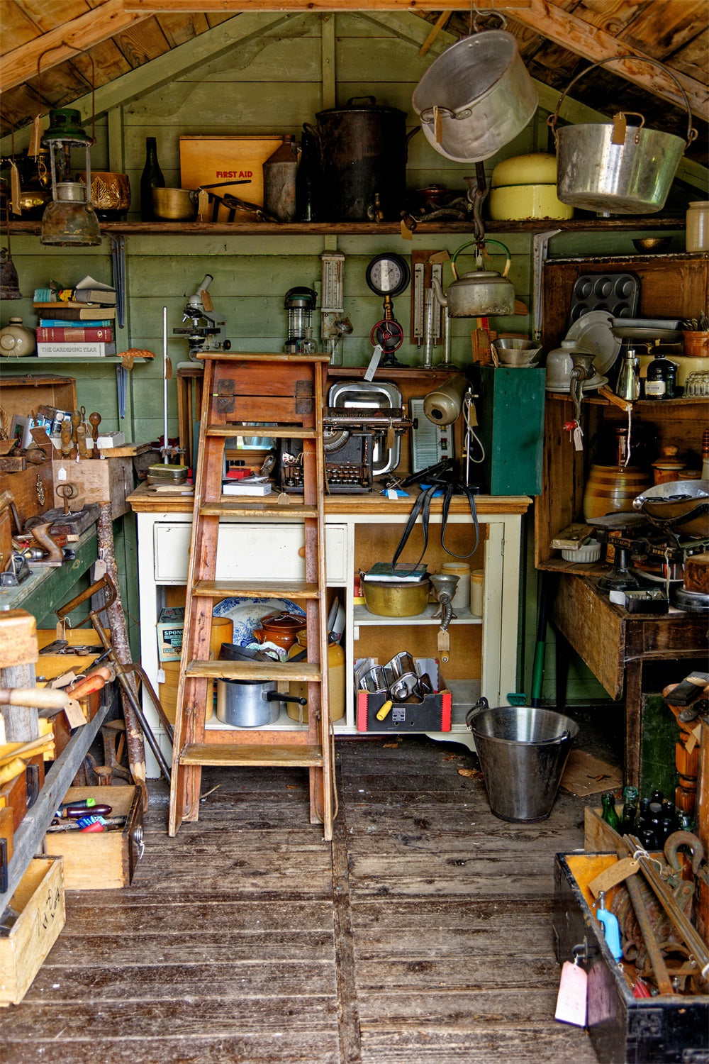 Toile de Fond Grenier avec Échelle et Outils de Famille pour la Fête des Pères RR5-16