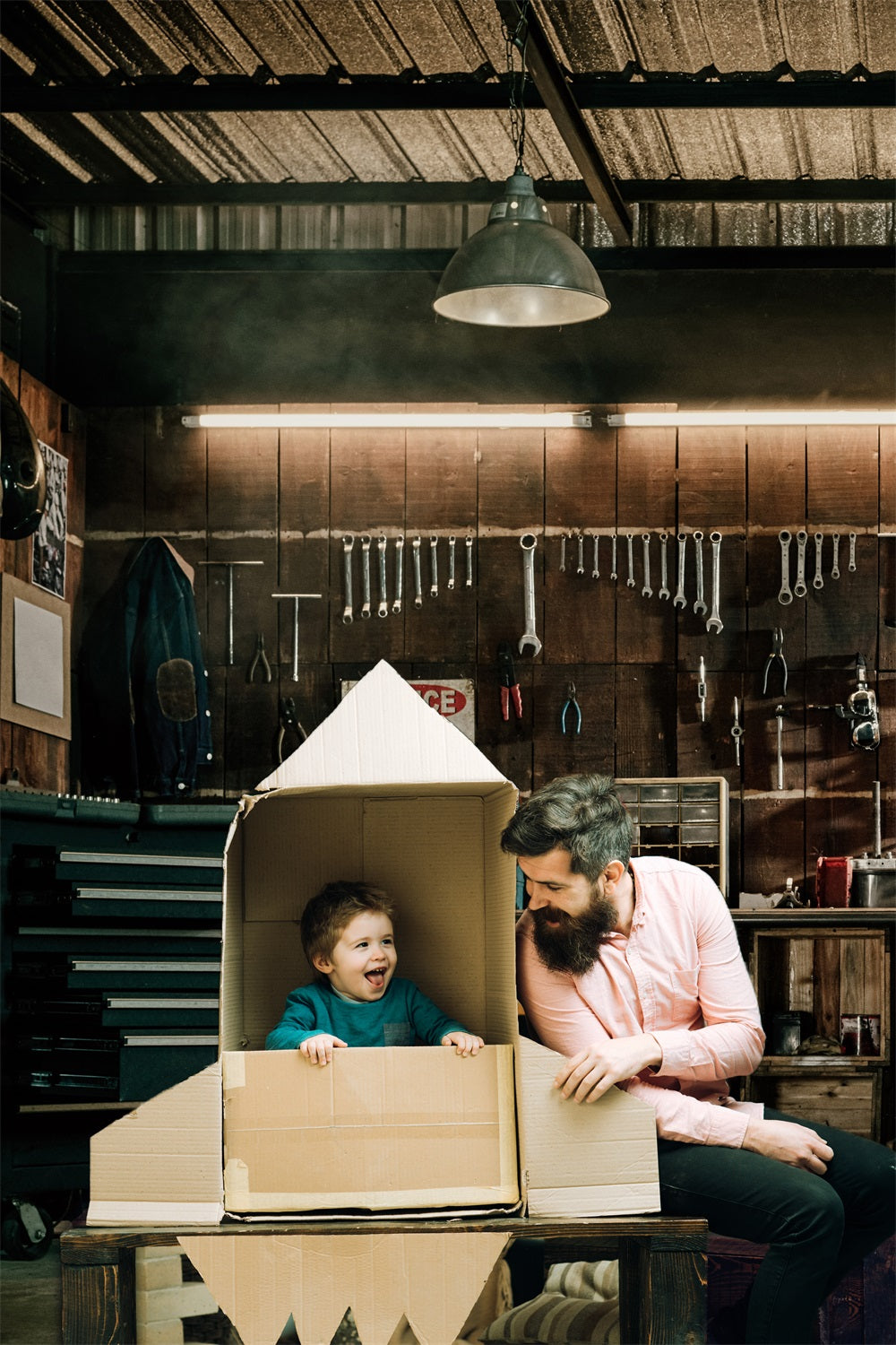 Toile de Fond Pièce avec Outils Suspendus de Famille pour la Fête des Pères RR5-17