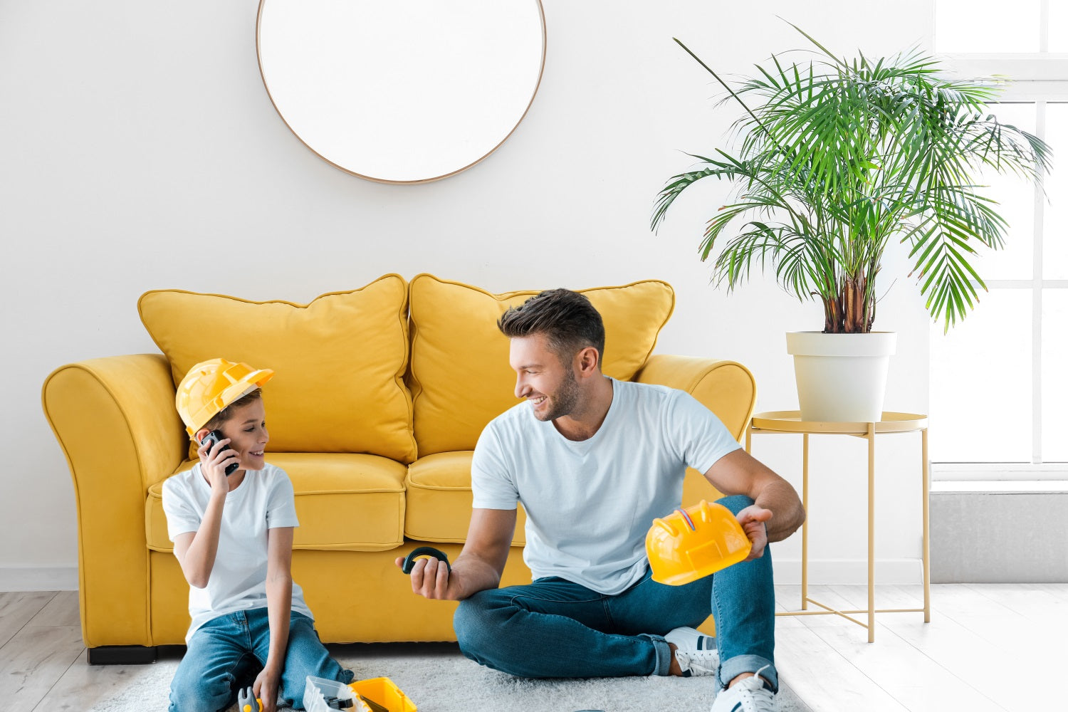 Toile de Fond Canapé Jaune et Famille Chaleureuse RR5-9