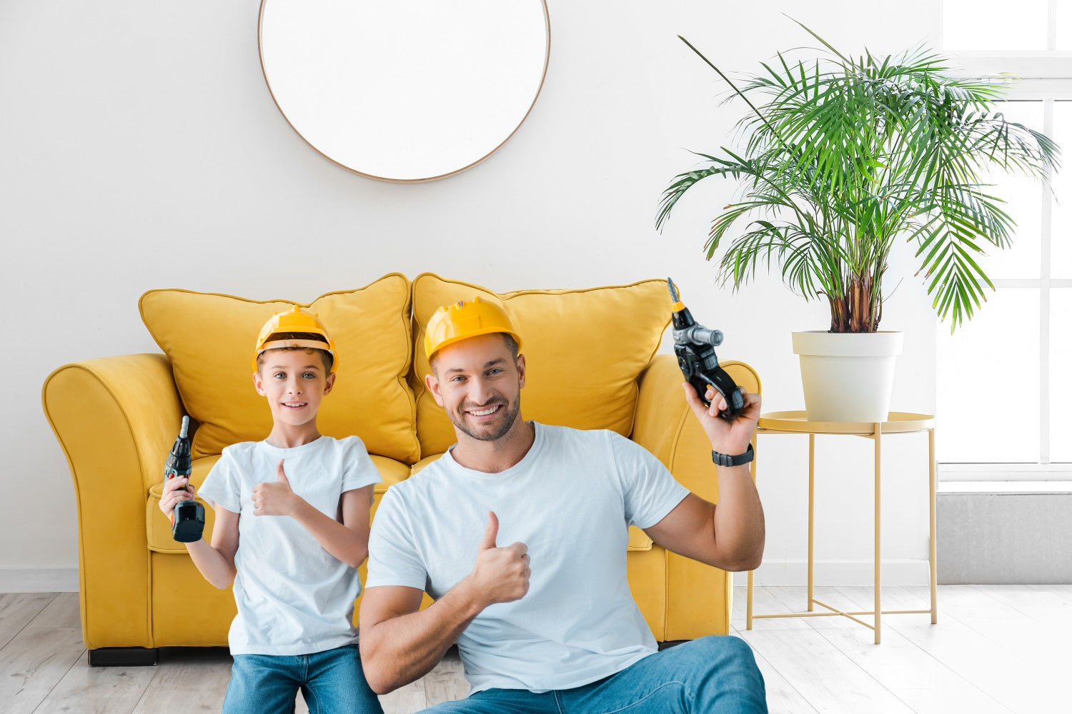 Toile de Fond Canapé Jaune et Famille Chaleureuse RR5-9