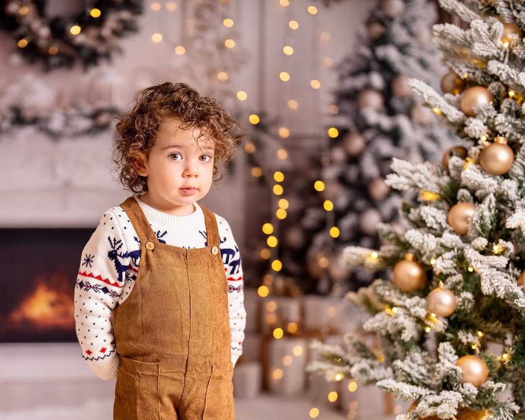 Toile de fond Cheminée Blanche Sapins et Couronne de Noël RR8-38