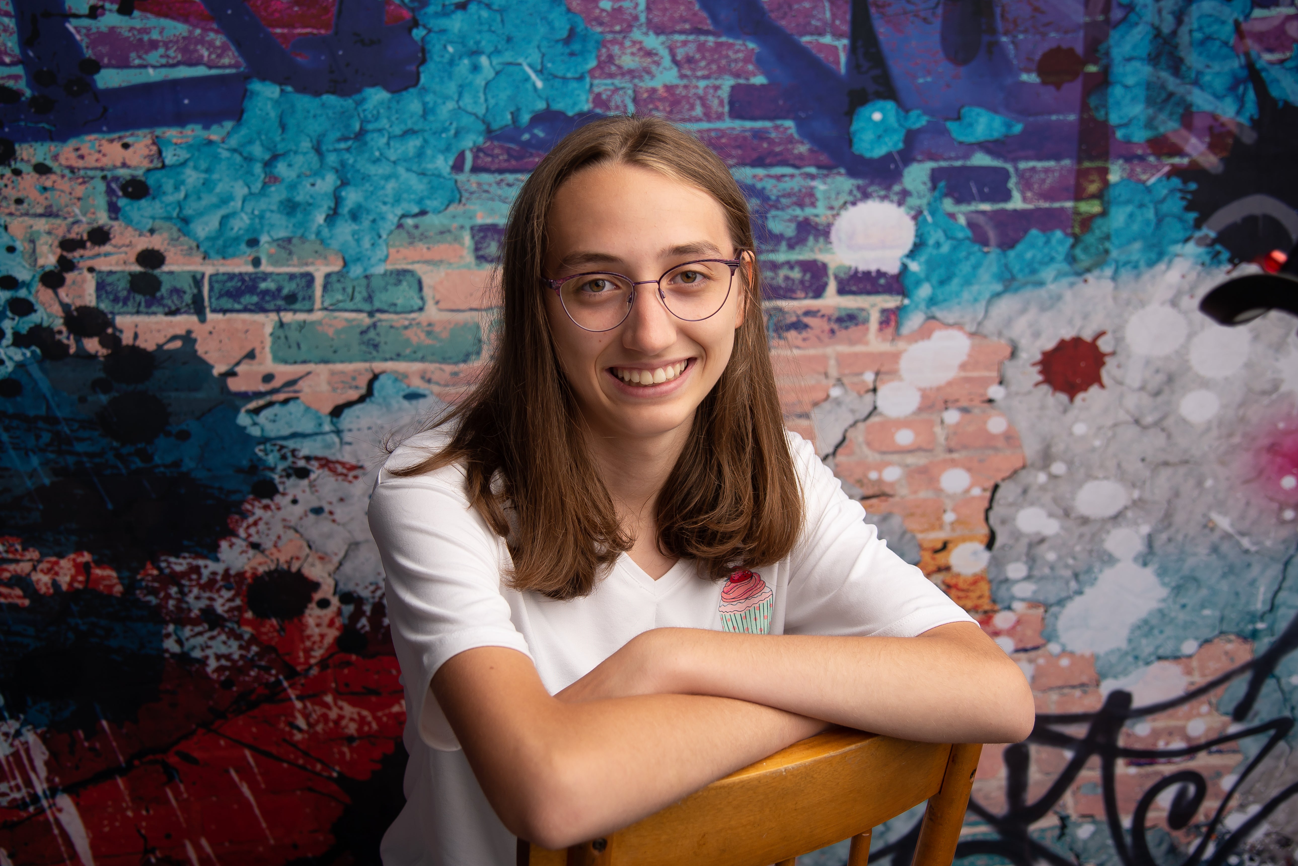 Toile de fond de graffiti coloré de mur de briques endommagé pour la séance photo MR-2240