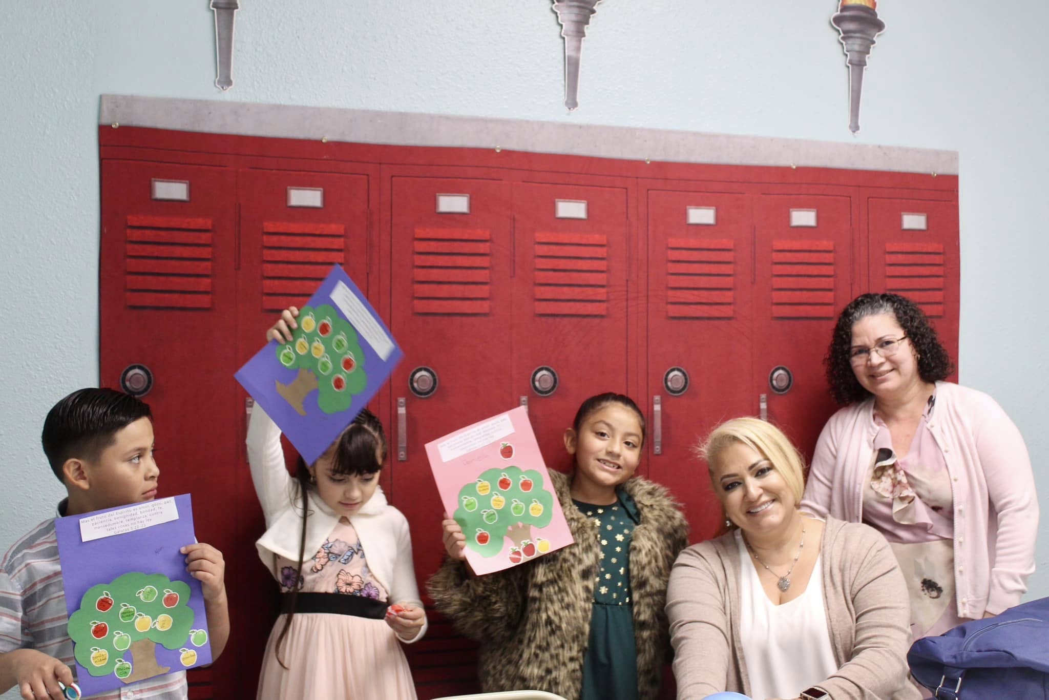 Retour à la toile de fond de l'école Ligne de casier rouge pour la photographie