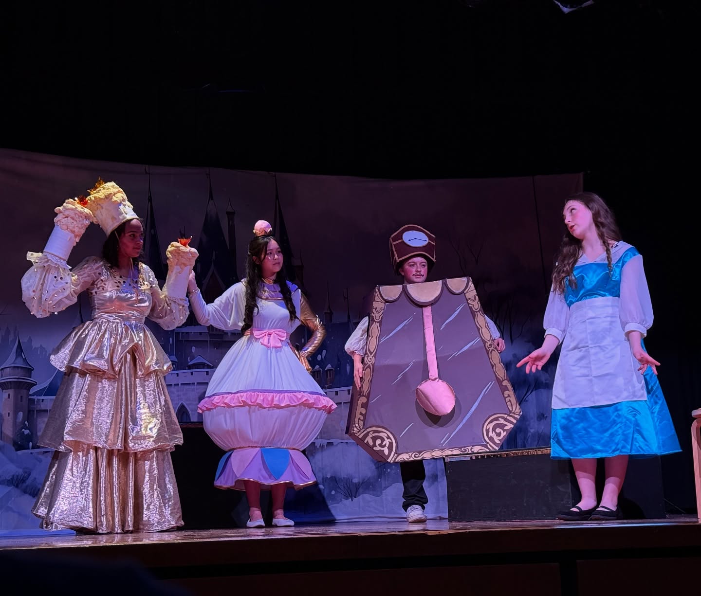 Toile de fond Château enchanté au milieu de la forêt enneigée BRP10-34