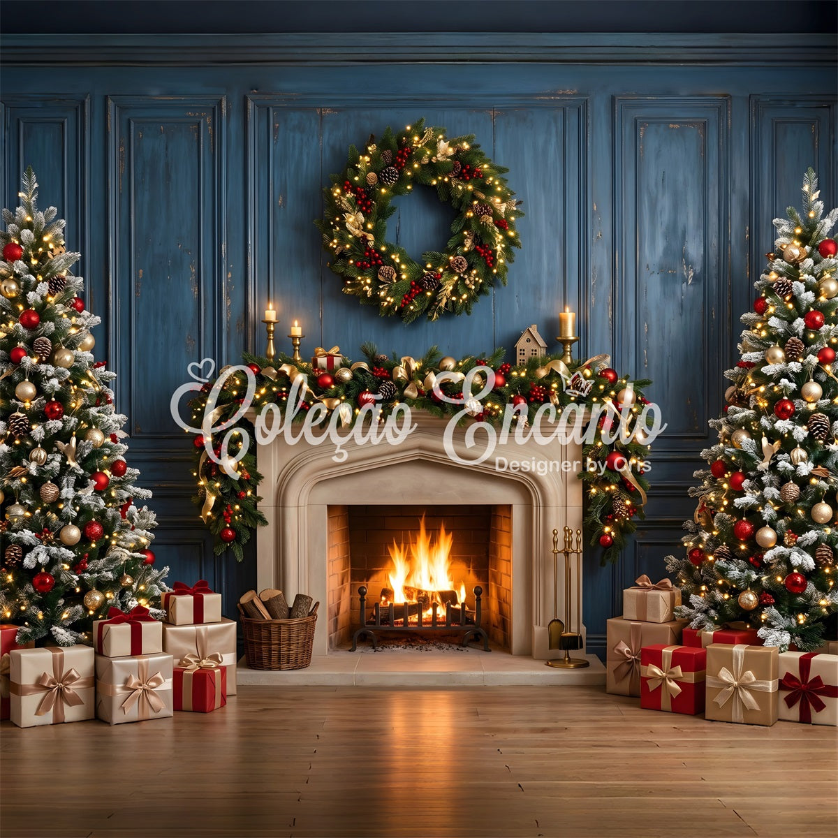 Toile de fond bleue de Noël avec cheminée couronne et sapins CEM65-125