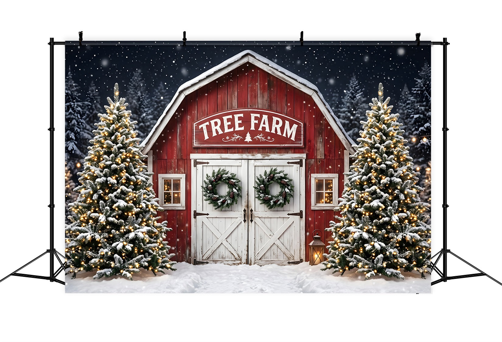 Toile de fond de ferme de sapins de Noël avec grange et entrée enneigée CEM65-166