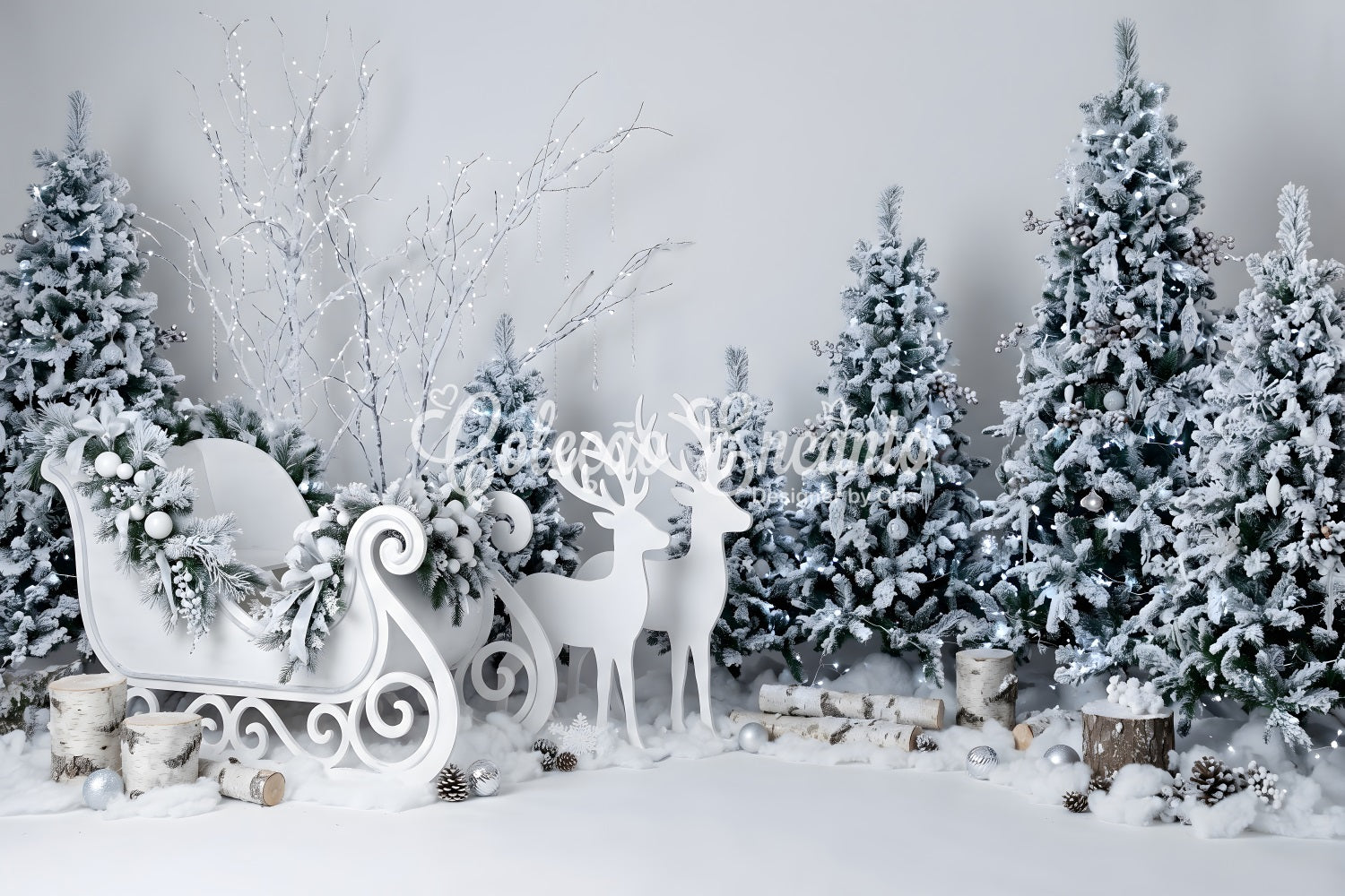 Toile de fond hivernale de Noël avec traîneau blanc en cristal rennes et forêt CEM65-189
