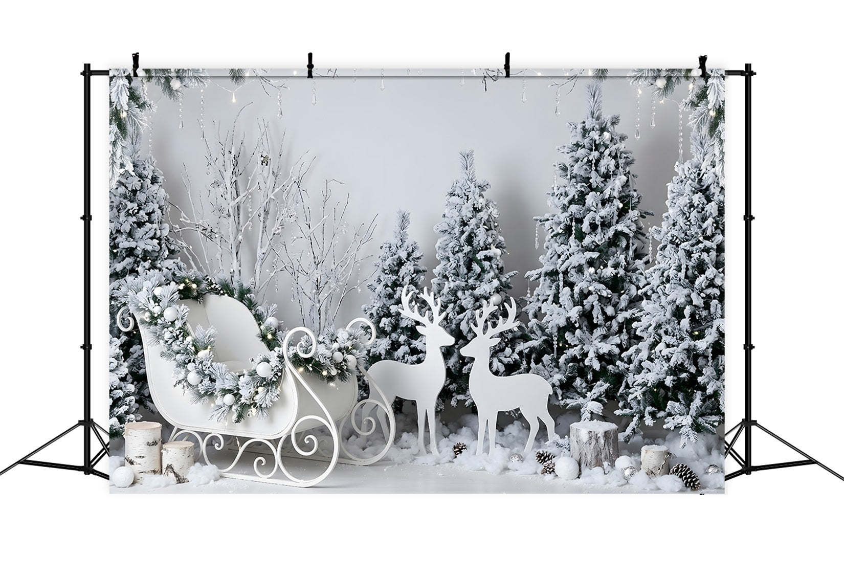 Toile de fond de Noël blanche avec traîneau givré rennes et forêt CEM65-190
