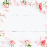 Valentine Roses Pétales éparses Sol blanc Toile de fond romantique M12-10