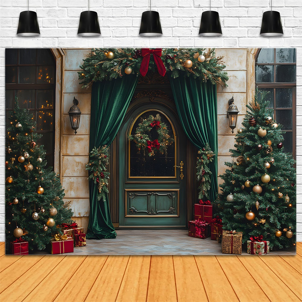 Toile de fond Porte verte avec rideau et sapins décorés de Noël RR9-62